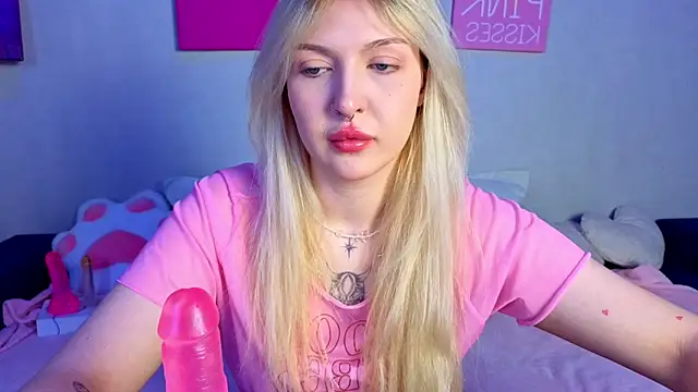 Snapshot of BlondieSummer chatting on May 2026 09:06:01 AM BlondieSummer online show from May 2026 09:06:01 AM