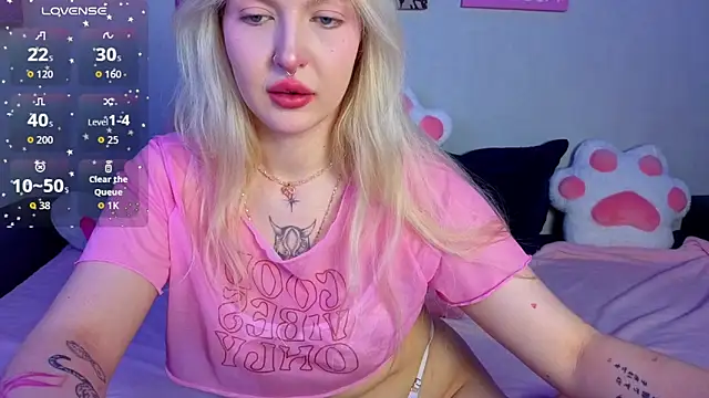 Snapshot of BlondieSummer chatting on May 2026 03:38:01 PM BlondieSummer online show from May 2026 03:38:01 PM