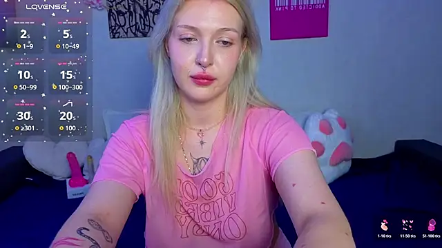 Snapshot of BlondieSummer chatting on May 2026 01:31:01 PM BlondieSummer online show from May 2026 01:31:01 PM