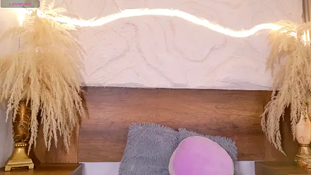 lara curly online show from April 2026 09:58:02 AM