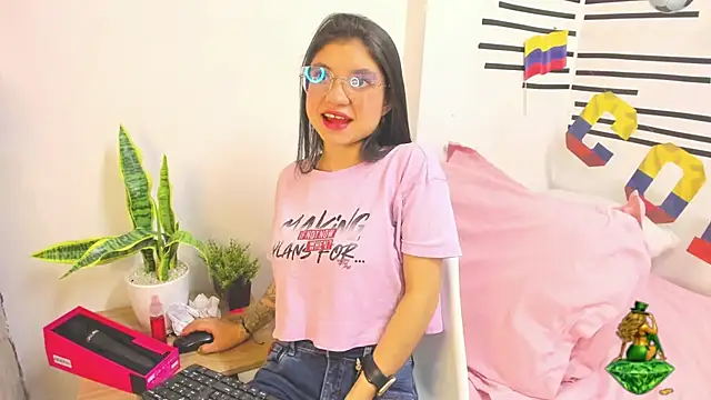 Snapshot of LindaCatalina_ chatting on June 2026 01:17:02 PM LindaCatalina online show from June 2026 01:17:02 PM