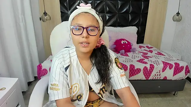 Snapshot of Rapthalia_ chatting on April 2026 11:21:01 AM Rapthalia online show from April 2026 11:21:01 AM