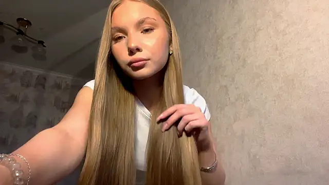 Snapshot of CarolineNine chatting on April 2026 02:37:01 PM CarolineNine online show from April 2026 02:37:01 PM