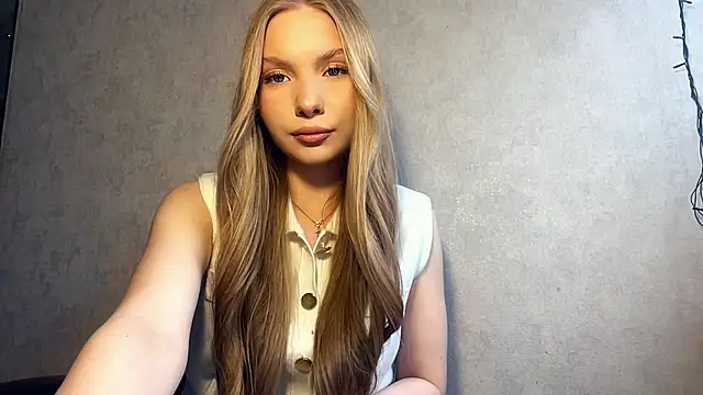 Snapshot of CarolineNine chatting on April 2026 02:11:02 PM CarolineNine online show from April 2026 02:11:02 PM