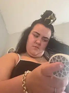 Khloeross online show from May 2026 12:45:02 PM