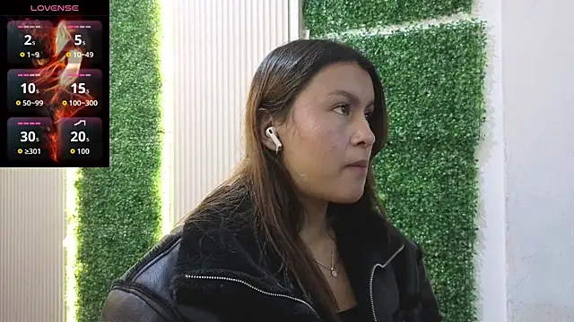 Snapshot of sara_blue13 chatting on April 2026 01:45:02 PM sara blue13 online show from April 2026 01:45:02 PM