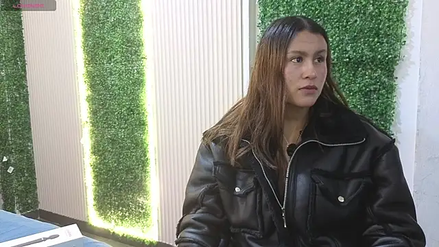 Snapshot of sara_blue13 chatting on April 2026 01:05:02 PM sara blue13 online show from April 2026 01:05:02 PM