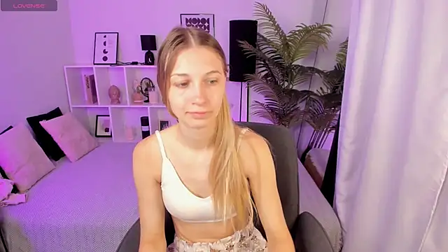 Snapshot of LauraPurr chatting on June 2026 06:58:02 AM LauraPurr online show from June 2026 06:58:02 AM