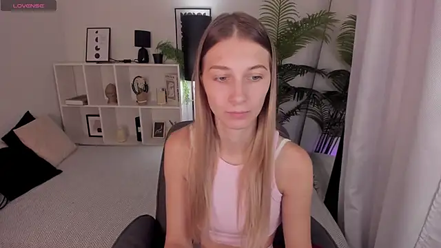 Snapshot of LauraPurr chatting on July 2026 06:30:01 AM LauraPurr online show from July 2026 06:30:01 AM