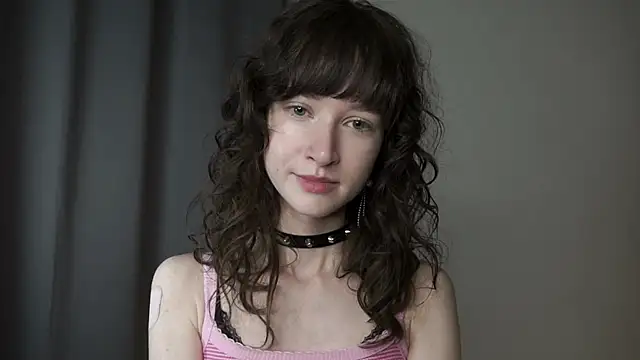 Snapshot of DellaLeck chatting on April 2026 07:44:02 PM DellaLeck online show from April 2026 07:44:02 PM