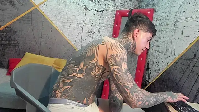 Snapshot of Gury_tattoo chatting on April 2026 04:34:02 PM Gury tattoo online show from April 2026 04:34:02 PM