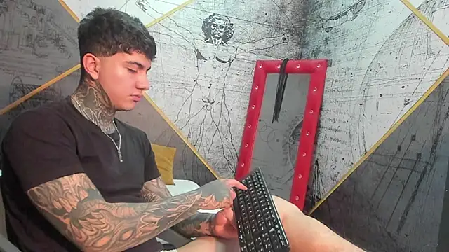 Snapshot of Gury_tattoo chatting on April 2026 09:39:33 PM Gury tattoo online show from April 2026 09:39:33 PM