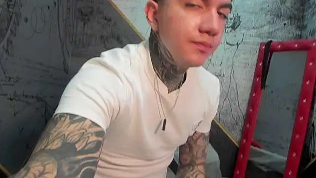 Snapshot of Gury_tattoo chatting on April 2026 01:25:02 PM Gury tattoo online show from April 2026 01:25:02 PM