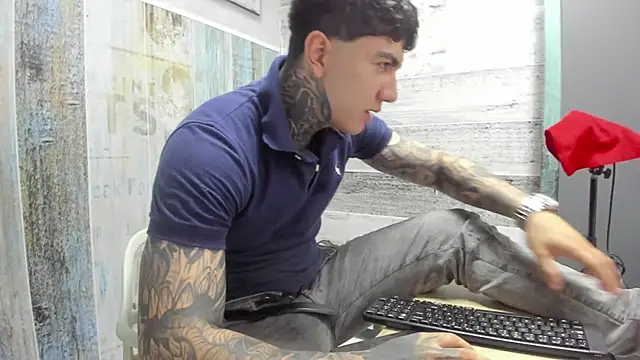 Snapshot of Gury_tattoo chatting on April 2026 06:25:01 PM Gury tattoo online show from April 2026 06:25:01 PM