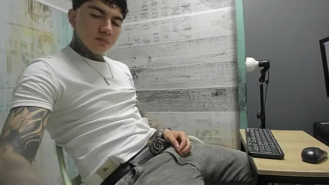 Snapshot of Gury_tattoo chatting on May 2026 07:41:01 PM Gury tattoo online show from May 2026 07:41:01 PM