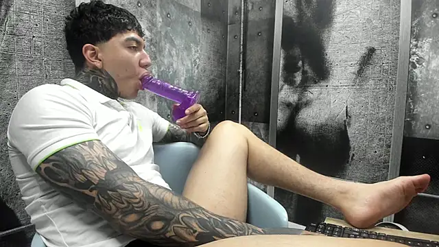 Snapshot of Gury_tattoo chatting on May 2026 02:21:02 PM Gury tattoo online show from May 2026 02:21:02 PM