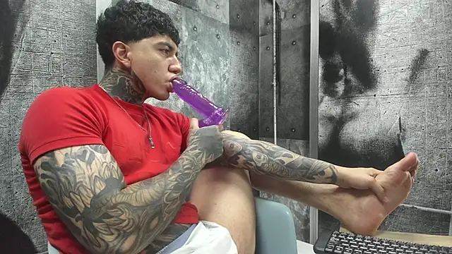 Snapshot of Gury_tattoo chatting on May 2026 08:04:02 PM Gury tattoo online show from May 2026 08:04:02 PM