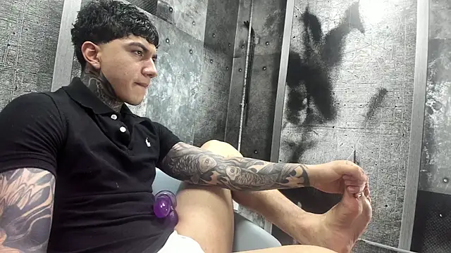 Snapshot of Gury_tattoo chatting on May 2026 08:18:01 PM Gury tattoo online show from May 2026 08:18:01 PM
