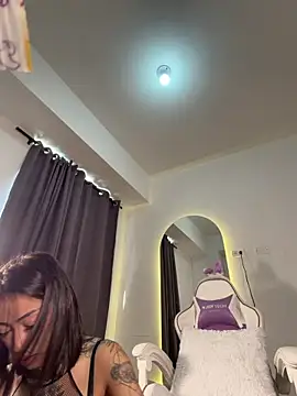 Snapshot of Ellelie_77 chatting on April 2026 02:25:01 PM Ellelie 77 online show from April 2026 02:25:01 PM