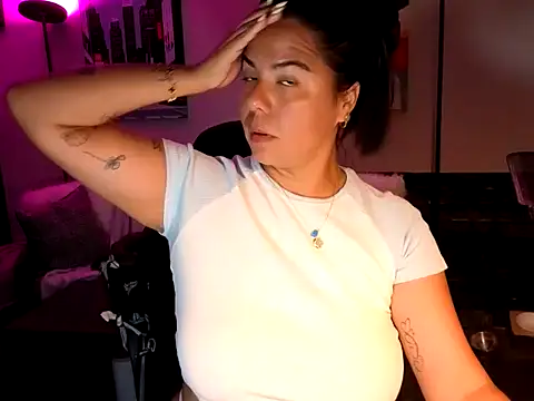 Snapshot of HannaJonns chatting on April 2026 07:45:01 AM HannaJonns online show from April 2026 07:45:01 AM