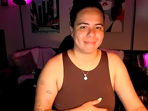 Snapshot of HannaJonns chatting on April 2026 05:14:01 AM HannaJonns online show from April 2026 05:14:01 AM