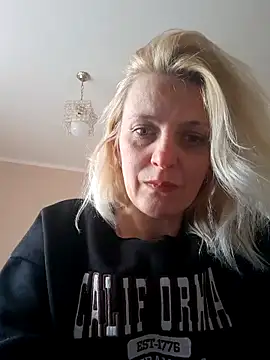 Snapshot of MiaLove183 chatting on April 2026 01:52:02 PM MiaLove183 online show from April 2026 01:52:02 PM