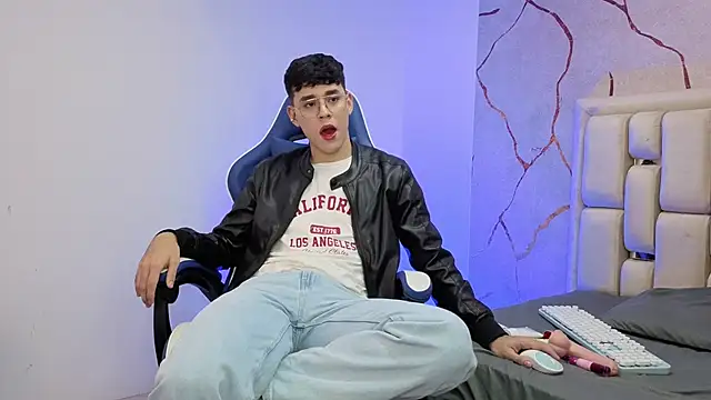 Tom Parker  online show from April 2026 10:14:02 PM