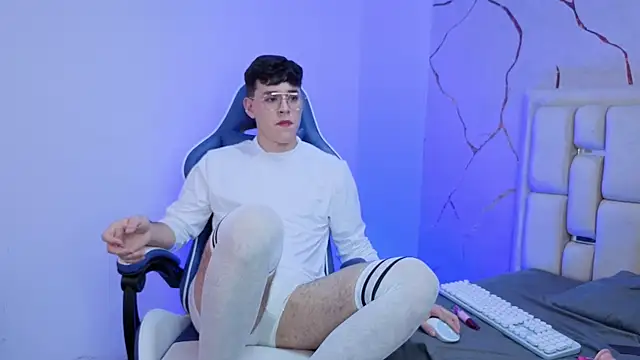 Tom Parker  online show from April 2026 09:09:02 PM