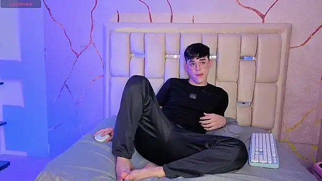 Snapshot of Tom_Parker_ chatting on April 2026 10:15:01 PM Tom Parker online show from April 2026 10:15:01 PM