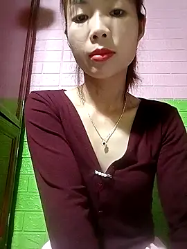 Snapshot of AmyLinee01 chatting on April 2026 01:52:02 AM AmyLinee01 online show from April 2026 01:52:02 AM