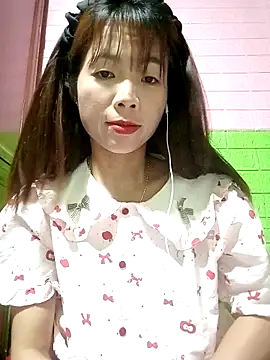Snapshot of AmyLinee01 chatting on April 2026 05:41:01 PM AmyLinee01 online show from April 2026 05:41:01 PM