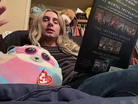 Snapshot of AlexAndriaStrips chatting on April 2026 01:32:01 AM AlexAndriaStrips online show from April 2026 01:32:01 AM