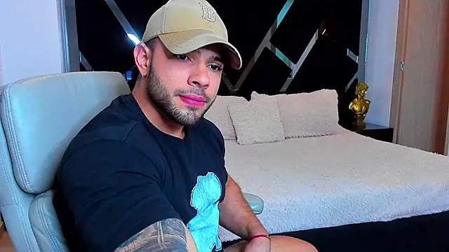 Snapshot of Raytorres chatting on April 2026 08:18:01 PM Raytorres online show from April 2026 08:18:01 PM