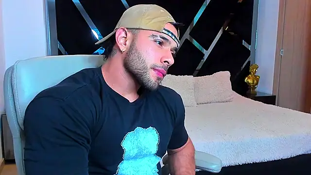 Snapshot of Raytorres chatting on April 2026 10:43:01 PM Raytorres online show from April 2026 10:43:01 PM