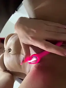 Snapshot of Amelie-RedHoney chatting on April 2026 07:45:01 AM Amelie-RedHoney online show from April 2026 07:45:01 AM