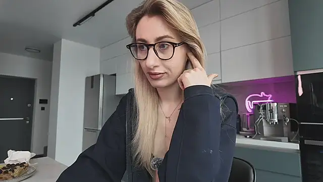 Snapshot of HEY_KITSUNKA chatting on April 2026 07:46:01 AM HEY KITSUNKA online show from April 2026 07:46:01 AM