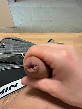 Snapshot of lorenzz122 chatting on April 2026 12:22:01 PM lorenzz122 online show from April 2026 12:22:01 PM