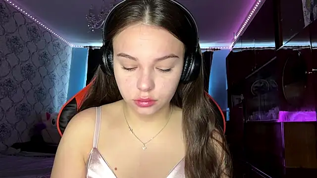 Snapshot of ThedaStrevell chatting on April 2026 07:14:01 AM ThedaStrevell online show from April 2026 07:14:01 AM