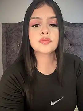 Snapshot of kloe_sexxys chatting on April 2026 06:20:01 PM kloe sexxys online show from April 2026 06:20:01 PM