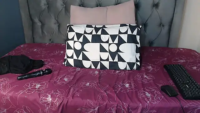 Snapshot of Cybil_Hearts chatting on April 2026 02:42:01 AM Cybil Hearts online show from April 2026 02:42:01 AM