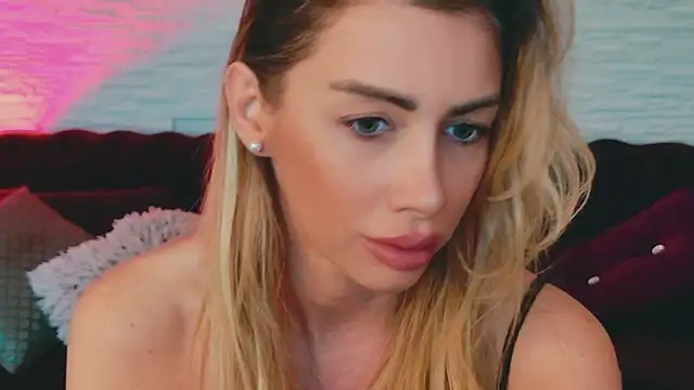 Snapshot of AngelWooW chatting on April 2026 05:30:01 AM AngelWooW online show from April 2026 05:30:01 AM