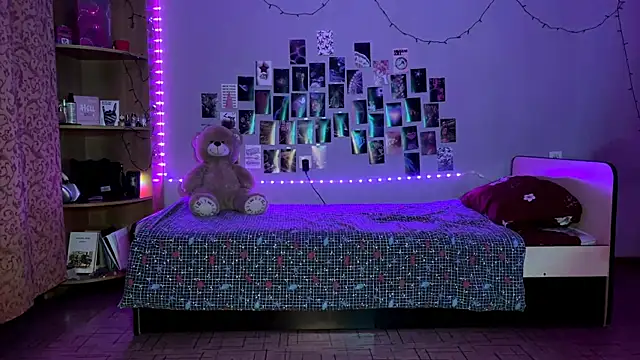 Snapshot of MoonRavelle chatting on April 2026 02:58:01 PM MoonRavelle online show from April 2026 02:58:01 PM