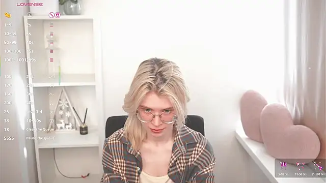 Snapshot of CarleySuski chatting on April 2026 05:02:02 AM CarleySuski online show from April 2026 05:02:02 AM