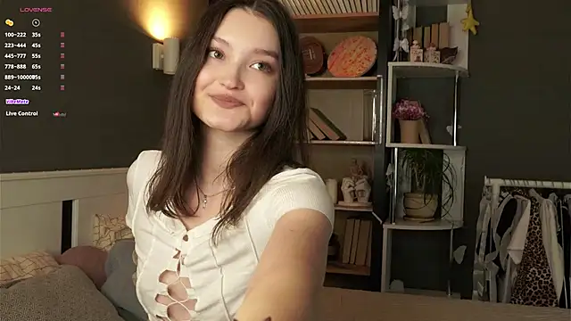 GussieGoold online show from April 2026 12:38:01 PM