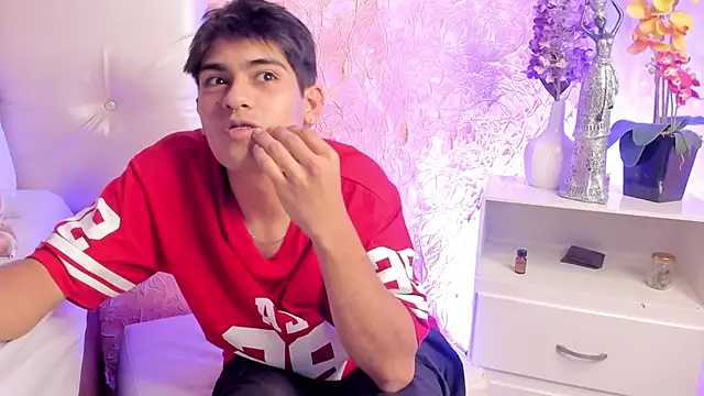 Snapshot of TylerCruz__ chatting on April 2026 04:57:01 AM TylerCruz online show from April 2026 04:57:01 AM