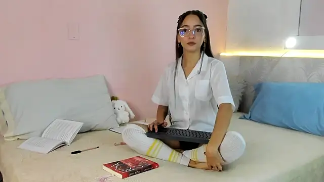 Daphne Rosse online show from April 2026 11:48:01 AM