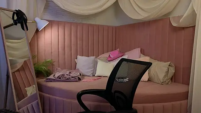 emma chaser online show from April 2026 01:36:01 AM