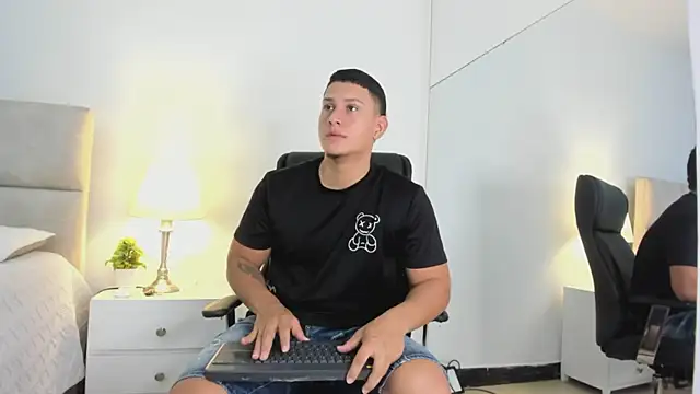 Snapshot of Chriss_Diamond chatting on May 2026 09:22:01 PM Chriss Diamond online show from May 2026 09:22:01 PM