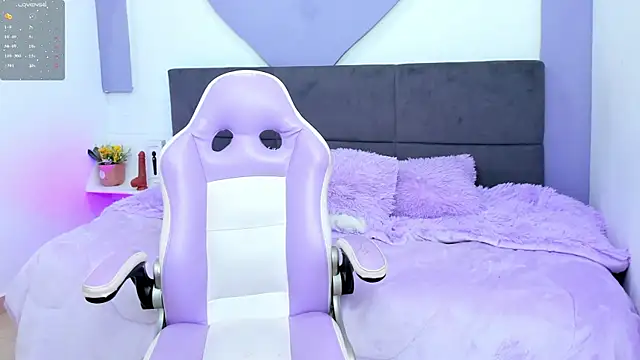 Snapshot of princess_skinny_ chatting on June 2026 02:33:01 AM princess skinny online show from June 2026 02:33:01 AM