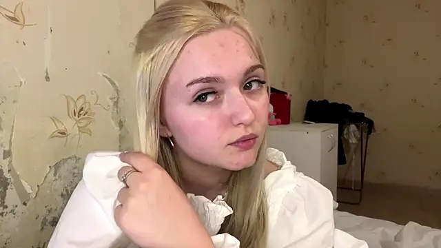 Snapshot of Sophia_Blonde chatting on April 2026 05:32:02 PM Sophia Blonde online show from April 2026 05:32:02 PM